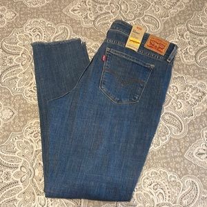 Super Cute 711 Levi’s Skinny Jeans!